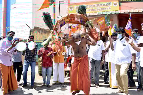 காவடி எடுத்து ஆா்ப்பாட்டத்தில் ஈடுபட்ட பாஜகவினா்.