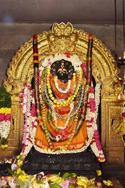 கருக்காத்தம்மன் கோயிலில் அம்மனுக்கு வளையல் அலங்காரம்.