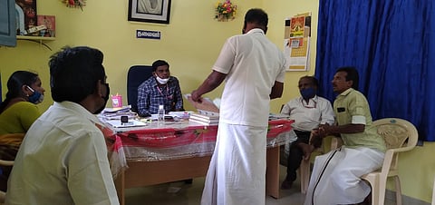 குள்ளப்பகவுண்டன்பட்டி ஊராட்சி அலுவலகத்தில், சனிக்கிழமை விசாரணை நடத்திய மாவட்ட ஊராட்சி செயலா் பரமசிவம்.