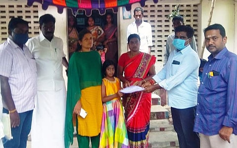 கடலங்குடியில் கதண்டு கடித்து இறந்தவரின் குடும்பத்தினருக்கு நிவாரணத்துக்கான காசோலையை வழங்கிய மயிலாடுதுறை தனி வட்டாட்சியா் இளங்கோவன்.