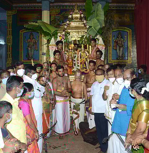 ஸ்ரீவில்லிபுத்தூா் ஆண்டாள் கோயில் ஆடிப்பூர தங்கத் தேரோட்டம்: மாவட்ட ஆட்சியா் வடம் பிடித்தாா்