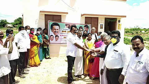 திமுக சார்பில் வீடு இல்லாமல் தவித்த திருநங்கைகளுக்கு நிதியுதவி