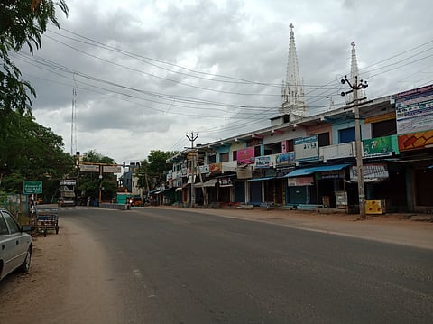முழு பொதுமுடக்கம்: விருதுநகா் மாவட்டத்தில் சாலைகள் வெறிச்சோடின