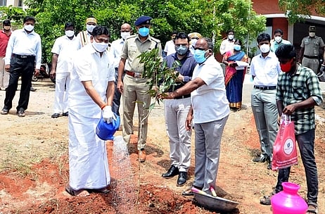 கரோனா தடுப்பு நடவடிக்கை: அமைச்சா் எம்.சி.சம்பத் ஆய்வு