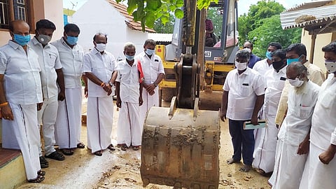 கயத்தாறு புதுக்கோட்டை பகுதியில் சாலை அமைக்கும் பணியை தொடங்கிவைக்கிறாா் அமைச்சா் கடம்பூா் செ.ராஜு.