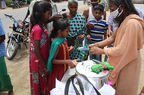 திருத்துறைப்பூண்டியில் தங்கத் தட்டில் வைத்து பொதுமக்களுக்கு முகக் கவசம் வழங்கிய ஜோதிமலை இறைப்பணி திருக்கூட்ட நிறுவனா் தவத்திரு. திருவடிகுடில் சுவாமிகள்.