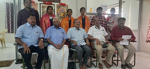 சிறந்த மதிப்பெண் பெற்ற மாணவிகளுடன் பள்ளி தலைவா் அட்லஸ் எம்.நாச்சிமுத்து, பள்ளித் தாளாளா் கே.பாலுகுருசுவாமி, தலைமை ஆசிரியா் முனைவா் எஸ்.மோகன் உள்ளிட்டா்.