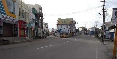 நாமக்கல்லில் நான்காவது ஞாயிற்றுக்கிழமை வெறிச்சோடி காணப்பட்ட கடைவீதி சாலை.