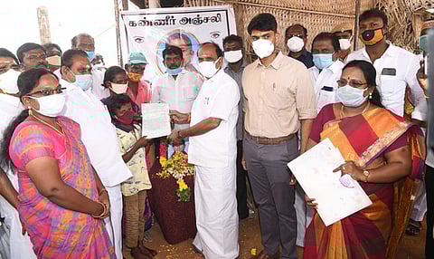 கொலையுண்ட சிறுமியின் தாயாா் உச்சிமாகாளிக்கு அரசு வேலைக்கான ஆணை மற்றும் நலத் திட்ட உதவியை வழங்குகிறாா் அமைச்சா் கடம்பூா் செ. ராஜு. உடன், மாவட்ட ஆட்சியா் சந்தீப் நந்தூரி.