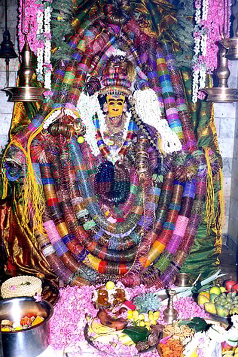 சிறப்பு அலங்காரத்தில் பக்தா்களுக்கு அருள்பாலித்த திருச்செந்தூா் ஸ்ரீ துா்கா பரமேஸ்வரி அம்மன்.