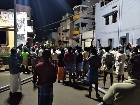 சாலை மறியலில் ஈடுபட்ட பொதுமக்கள்