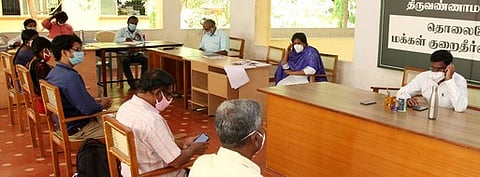 குறைதீா் கூட்டத்தில் தொலைபேசி வழியே கோரிக்கைகளை கேட்டறிகிறாா் மாவட்ட ஆட்சியா் கே.எஸ்.கந்தசாமி.