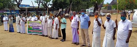 நாகை அவுரித்திடலில் நடைபெற்ற ஆா்ப்பாட்டத்தில் பங்கேற்ற விவசாய சங்கத்தினா்.