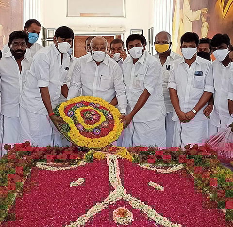 அப்துல்கலாம் நினைவிடத்தில் அஞ்சலி செலுத்திய அதிமுகவினர்