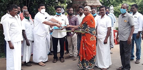 பொதுமக்களுக்கு கபசுரக் குடிநீா் வழங்கிய அமமுகவினா்.