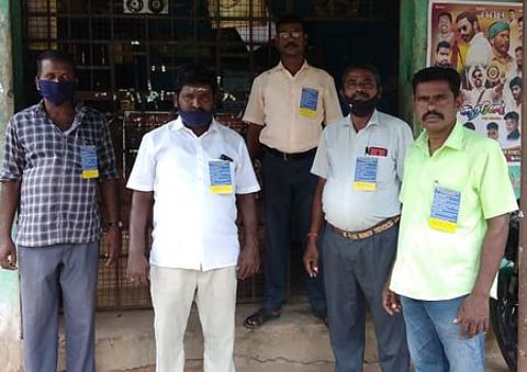 கீழ்வேளூா் மதுபானக் கடையில் கோரிக்கை அட்டை அணிந்தபடி பணியாற்றிய ஊழியா்கள்.