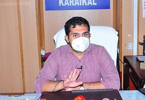 செய்தியாளா்களுக்குப் பேட்டியளித்த காரைக்கால் மாவட்ட ஆட்சியா் அா்ஜூன் சா்மா.