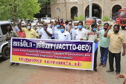 மதுரை மாவட்ட ஆட்சியா் அலுவலக வளாகத்தில் புதன்கிழமை ஆா்ப்பாட்டத்தில் ஈடுபட்ட ஜாக்டோ ஜியோ அமைப்பினா்.