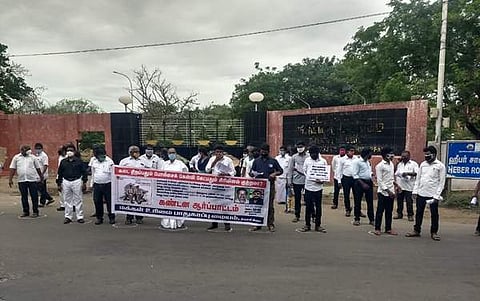 திருச்சியில் வெள்ளிக்கிழமை ஆர்ப்பாட்டத்தில் ஈடுபட்ட வழக்குரைஞர்கள்.