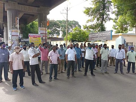 திருச்சியில் பல்வேறு கோரிக்கைகளை வலியுறுத்தி ஆர்ப்பாட்டத்தில் ஈடுபட்ட தொழிற்சங்கங்கத்தினர்