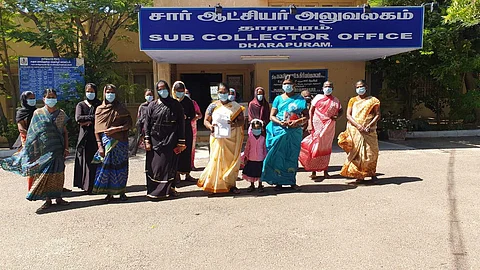 மனு அளிக்க வந்த சுய உதவிக்குழு பெண்கள்