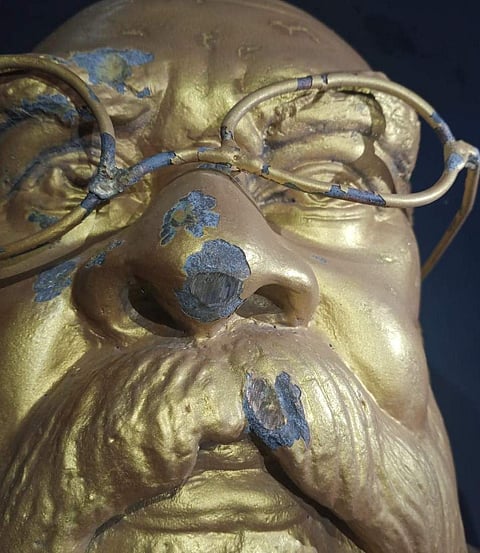 மீஞ்சூரில் முகப்பு பகுதி சேதப்படுத்தப்ட்ட பெரியார் சிலை.