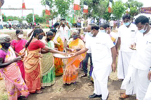நிகழ்ச்சியில் ஊரக வேலைத் திட்டப் பணியாளா்களுக்கு கபசுரக் குடிநீா் வழங்கிய தூசி கே.மோகன் எம்எல்ஏ.