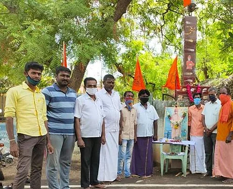 விவேகானந்தர் நினைவு ஸ்தூபி, உருவப்படத்துக்கும் மாலை அணிவித்தும் மலர்கள் தூவியும் நினைவஞ்சலி செலுத்திய பாஜக, இந்து முன்னனியினர்.