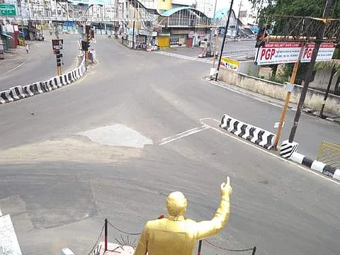 நாமக்கல்லில் ஞாயிற்றுக்கிழமை வெறிச்சோடி காணப்பட்ட சாலைகள்.