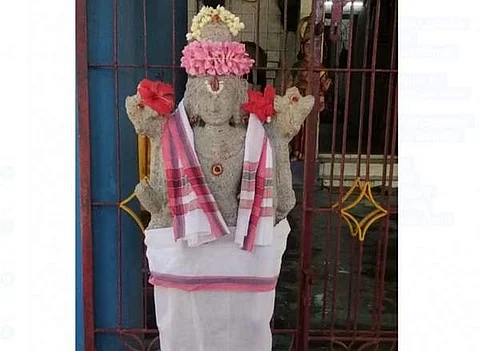 மரக்காணத்தில் குளத்தை துார்வாரியபோது கிடைத்த விஷ்ணு சிலை
