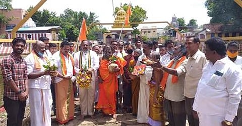 மயிலாடுதுறை காவிரி துலாக்கட்டத்தில் இருந்து புனிதநீா் மற்றும் புனிதமண் எடுத்துவந்த ஸ்ரீலஸ்ரீ வீரராகவ சுவாமிகள் உள்ளிட்டோா்.