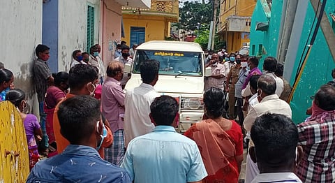 போராட்டத்தில் ஈடுபட்ட பொதுமக்கள்.