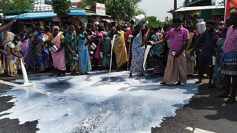 விழுப்புரம் அருகே நெடுஞ்சாலையில் பாலை ஊற்றி உற்பத்தியாளர்கள் போராட்டம்