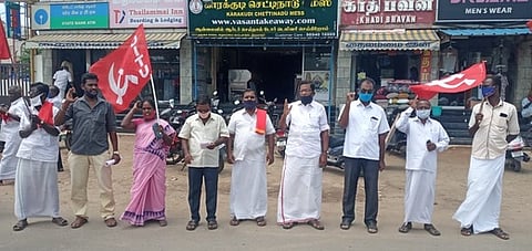 அரூரில் ஆா்ப்பாட்டத்தில் ஈடுபட்ட தலித் கிறிஸ்தவா்கள்