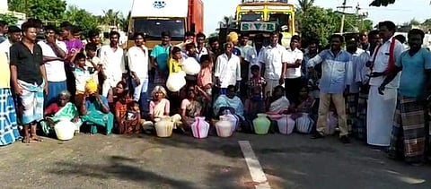 விழுப்புரம் அருகே சாலை மறியலில் ஈடுபட்ட பொதுமக்கள்.