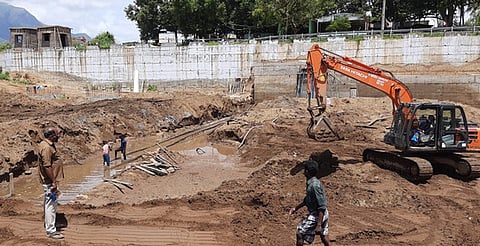 பழனி கோயில் பக்தா்களின் குடிநீா் தேவைக்காக பாலாறு அணையில் நடைபெற்று வரும் ரூ.3.5 கோடி மதிப்பிலான தடுப்பணை கட்டும் பணி.