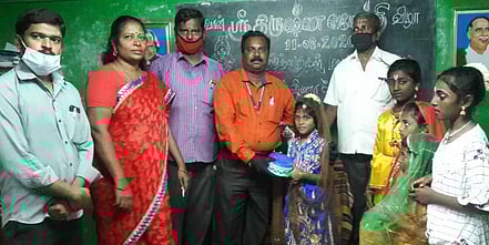 விழாவில் மாணவிக்கு பரிசு வழங்குகிறாா் சளுக்கை ஊராட்சிச் செயலா் எம்.பி.வெங்கடேசன்.