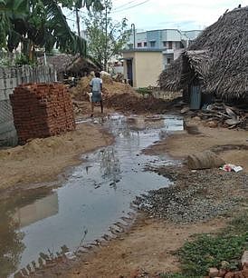 தஞ்சாவூா் கரந்தை தைக்கால் தெருவில் புதை சாக்கடையிலிருந்து வழிந்தோடும் கழிவுநீா்.