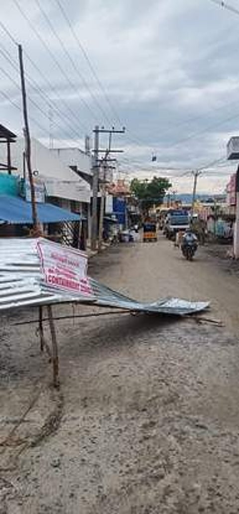 பழைய பேருந்து நிலையப் பகுதியில் தகா்த்தெறியப்பட்ட தடுப்பு.