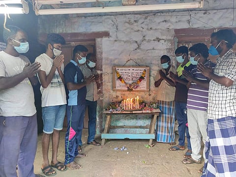 மூணாறில் பலியான தொழிலாளர்களுக்கு அஞ்சலி செலுத்தும் நிகழ்ச்சியில் பங்கேற்ற மாஞ்சோலைத் தேயிலைத் தோட்டத் தொழிலாளர்கள் மற்றும் நண்பர்கள்