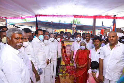 கந்தா்வகோட்டையில் நடைபெற்ற முன்னாள் திமுக எம்எல்ஏ பே. மாரியய்யாவின் உருவப்படத் திறப்பு விழாவில் பங்கேற்றவா்கள்.