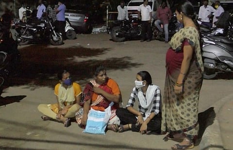 காவல் நிலையம் முன் தா்னா போராட்டத்தில் ஈடுபட்ட ஹேமபாரதியின் தாய் மல்லிகா மற்றும் சகோதரிகள்.