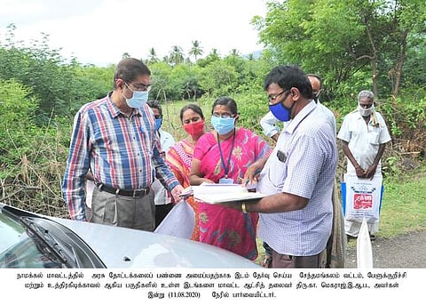 அரசு தோட்டக்கலைப் பண்ணை அமைப்பதற்கான இடத்தை ஆய்வு செய்த மாவட்ட ஆட்சியா் கா.மெகராஜ்.