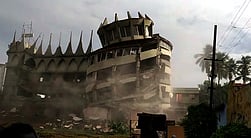 நாமக்கல்லில் திங்கள்கிழமை இடிக்கப்பட்ட பழமையான ஜோதி திரையரங்கம்.