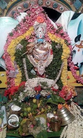 காளப்பநாயக்கன்பட்டி பஜனை மடாலயத்தில் சிறப்பு அலங்காரத்தில் சுவாமி கிருஷ்ணா்.