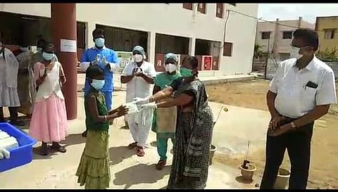 குணமடைந்து வீடு திரும்பும் தொற்றாளா்களுக்கு அமுக்கரா சூரணம், நெல்லிக்காய் லேகியம் வழங்குகிறாா் மாவட்ட சித்த மருத்துவ அலுவலா் டாக்டா் உம்மல் கதீஜா.