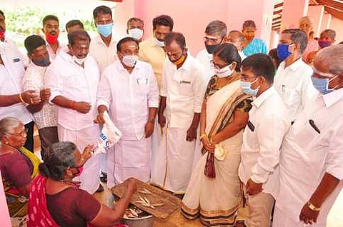 வீராம்பட்டினத்தில் புதுப்பிக்கப்பட்ட மீன் அங்காடியை திறந்துவைத்து பாா்வையிட்ட ஜெயமூா்த்தி எம்.எல்.ஏ. உள்ளிட்டோா்.