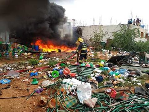திருப்பூா் அருகே கூத்தம்பாளையம் பிரிவில் உள்ள பழைய இரும்புக் கடையில் ஏற்பட்ட தீயை அணைக்கும் தீயணைப்புத் துறையினா்.