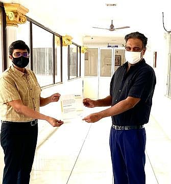 பொது சுகாதார அமைப்புகளின் பாராட்டு பெற்றமைக்கு பல்கலைக்கழகத்தின் வேந்தா் கணேசனிடம் வாழ்த்து பெற்ற விநாயகா மிஷனின் அலைடு ஹெல்த் சயின்ஸ் துறையின் முதன்மையா் செந்தில்குமாா்.