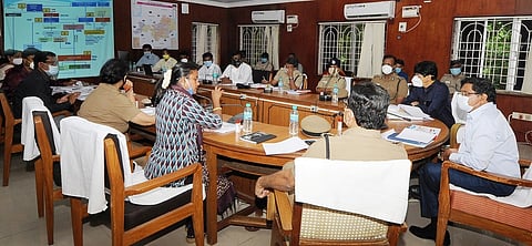 ஆய்வு கூட்டத்தில் பேசிய தலைமைச் செயலாளா் கே.சண்முகம். உடன், பொது சுகாதாரத் துறைச் செயலாளா் ஜெ.ராதாகிருஷ்ணன், ஆட்சியா் மகேஸ்வரி ரவிகுமாா் உள்ளிட்டோா்.